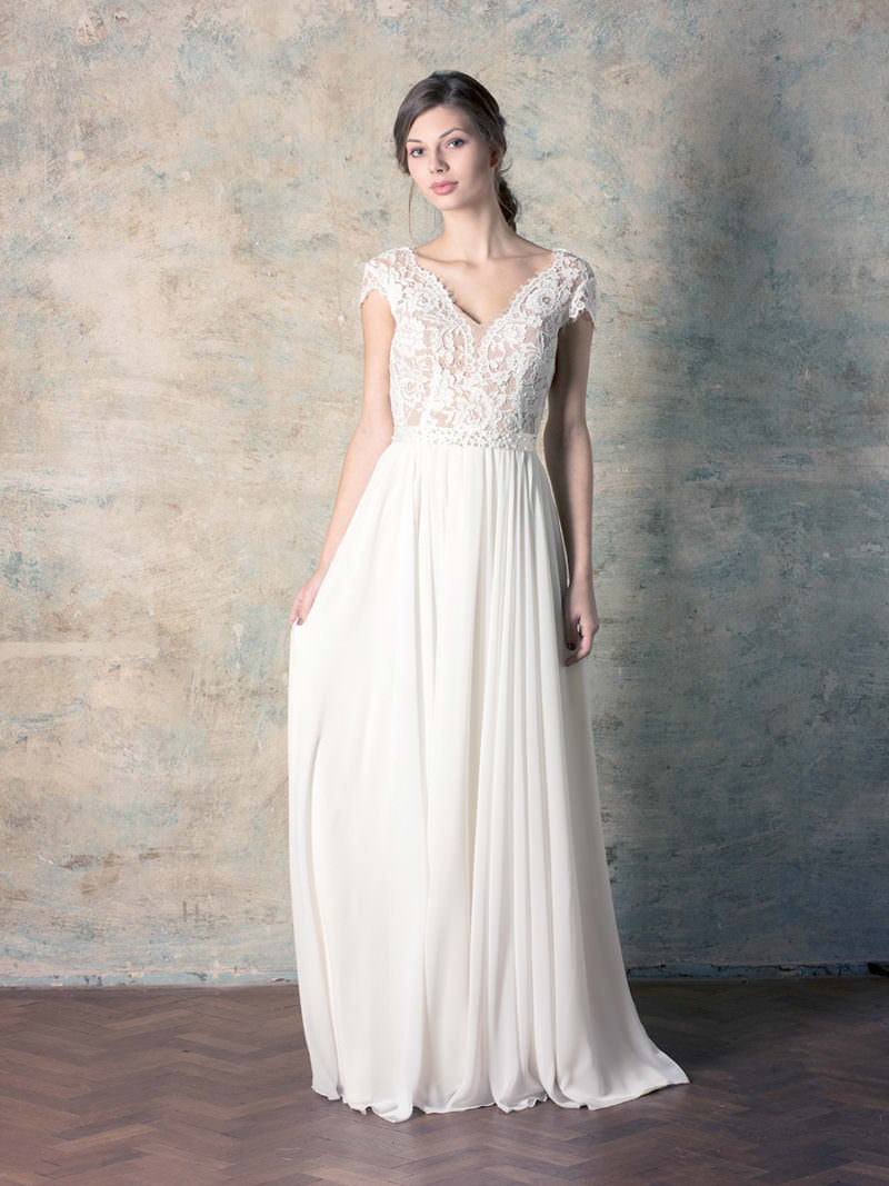 rochie de mireasă simplă și dreaptă cu corset
