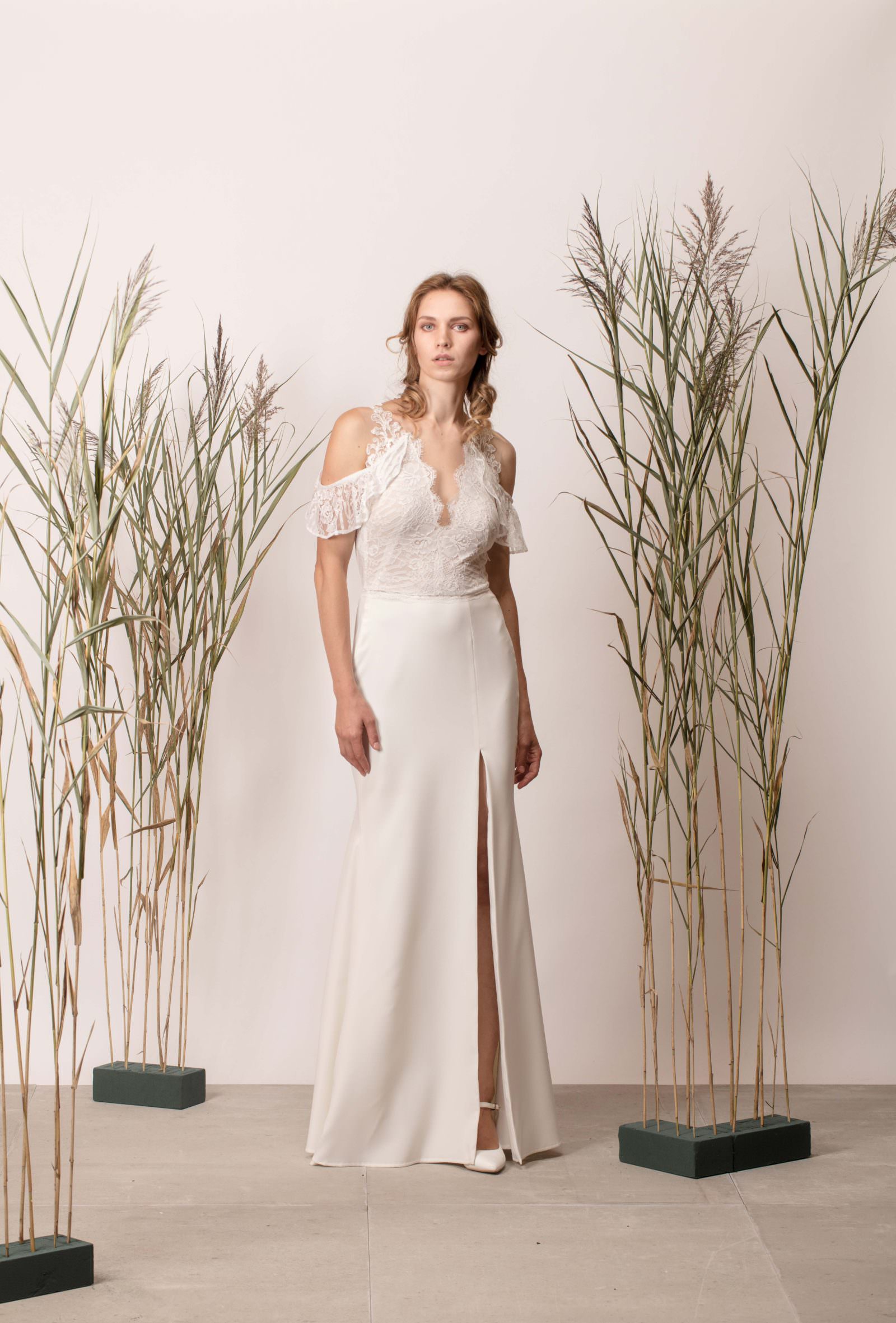 V-nyakú, ejtett vállú, nyitott hátú, sellő menyasszonyi ruha