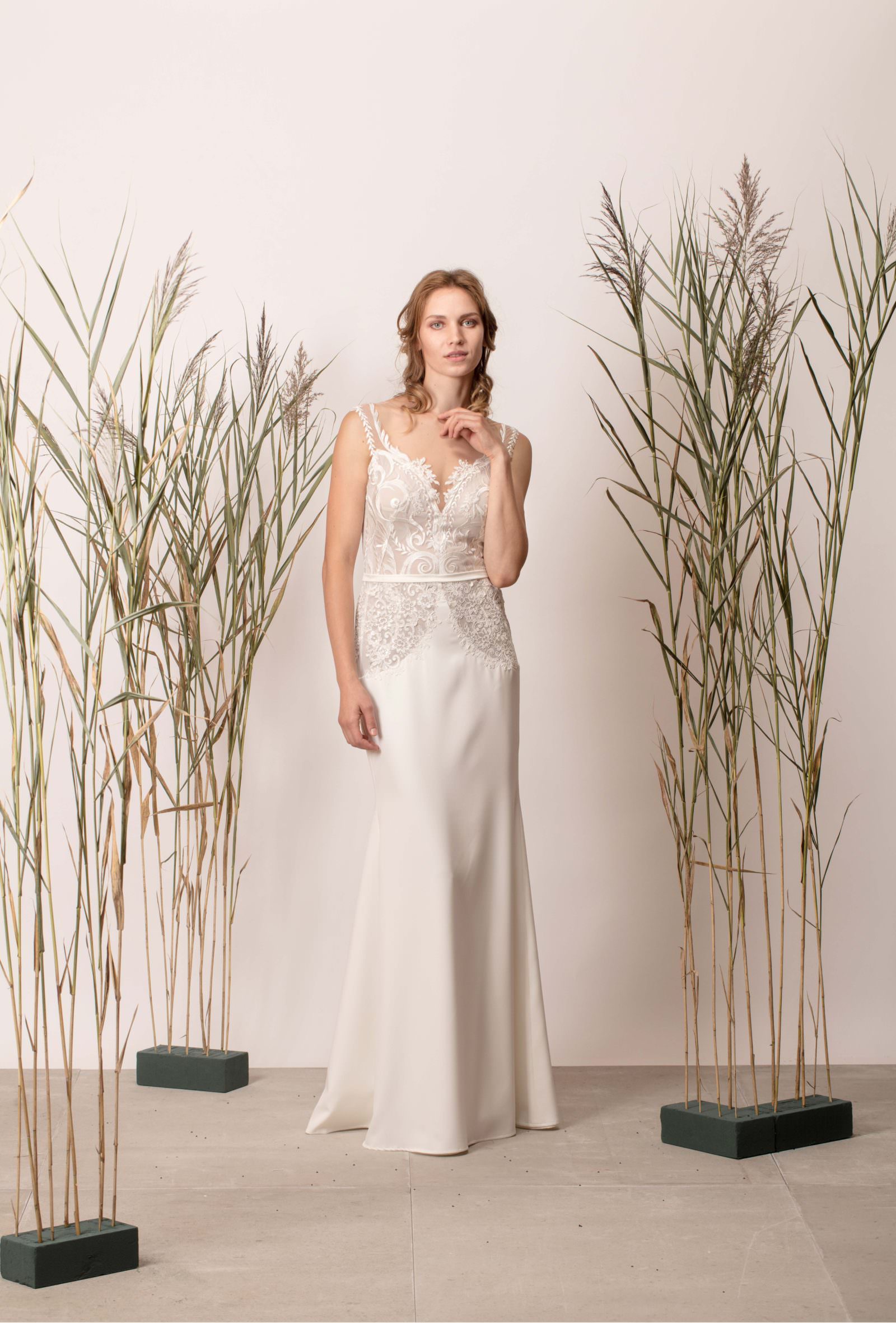 Rochie de mireasă sirenă cu dantelă și decolteu în V