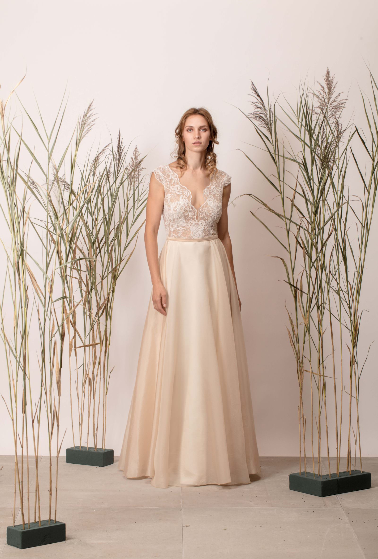 Rochie de mireasă a-line simplă, nude din mătase cu dantelă