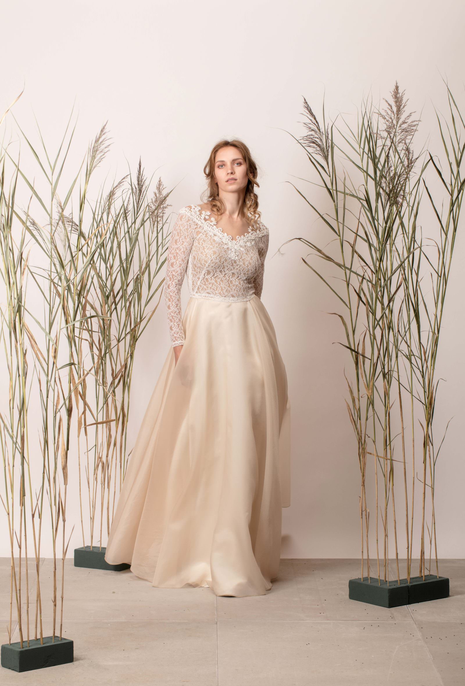 Rochie de mireasă a-line din mătase cu dantelă și mânecă lungă