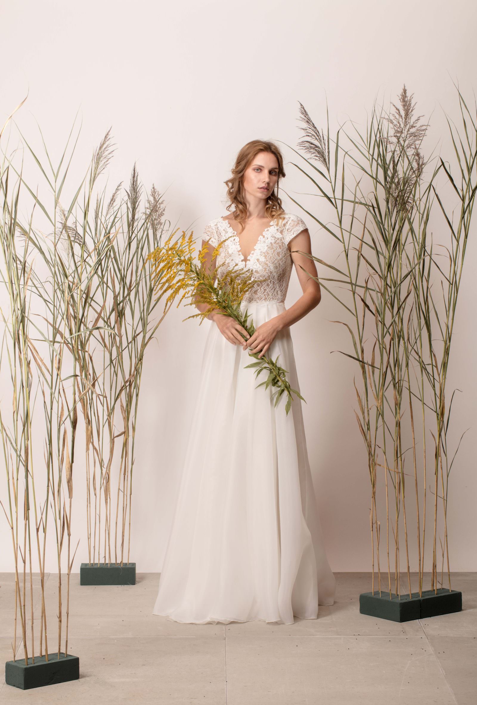 Rochie de mireasă a-line cu dantelă și decolteu în V