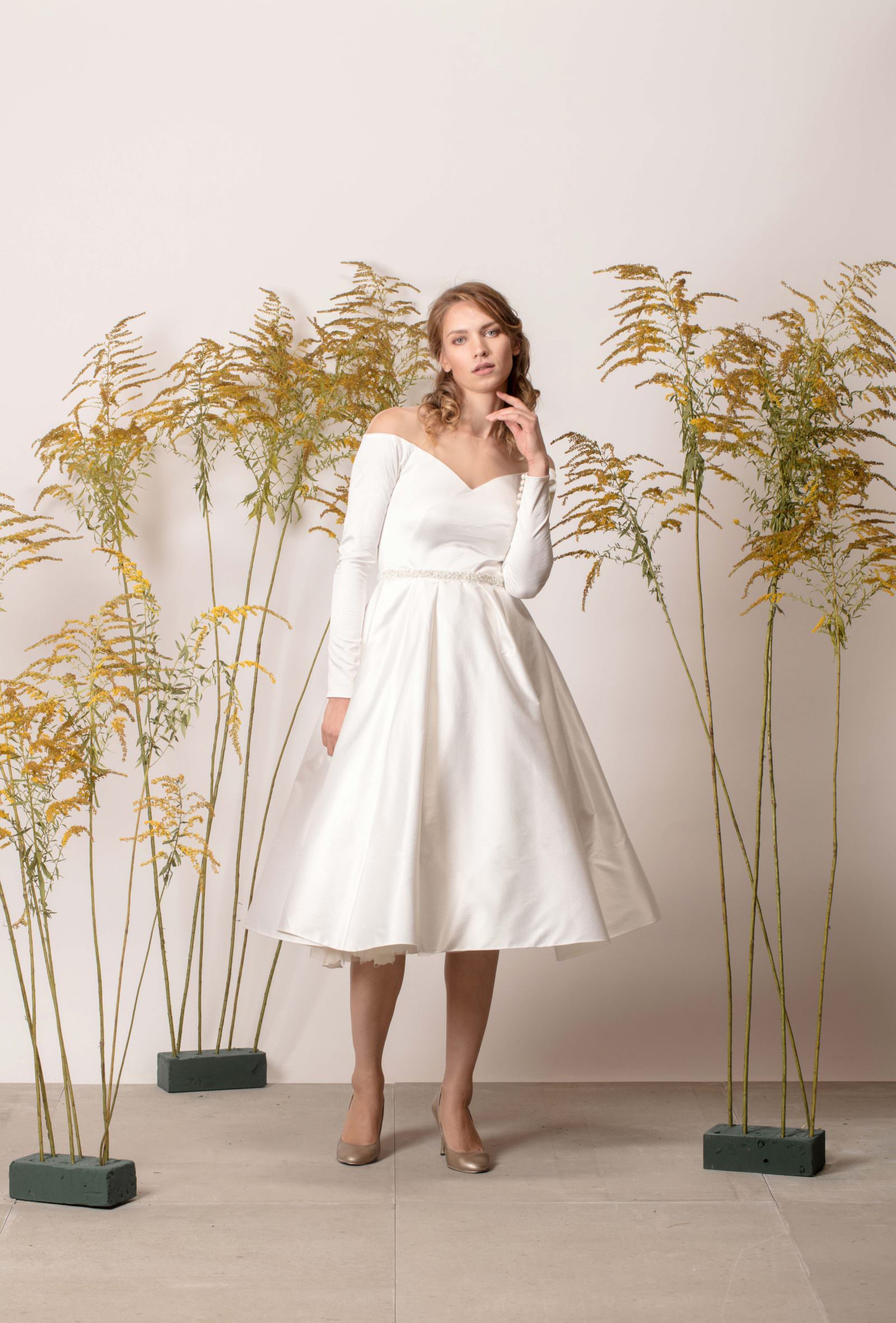 Rochie de mireasă scurtă și simplă cu umerii căzuți