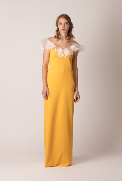 Rochie de seară lungă, dreaptă, cu volan pe umeri de culoarea mierii