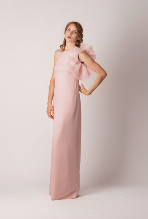 Rochie de de seară lungă, dreaptă, cu volan asimetric pe un umăr de culoare roz pudrat