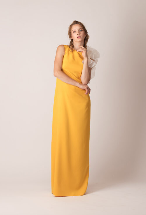 Rochie de de seară lungă, dreaptă, cu volan asimetric pe un umăr de culoare a mierii