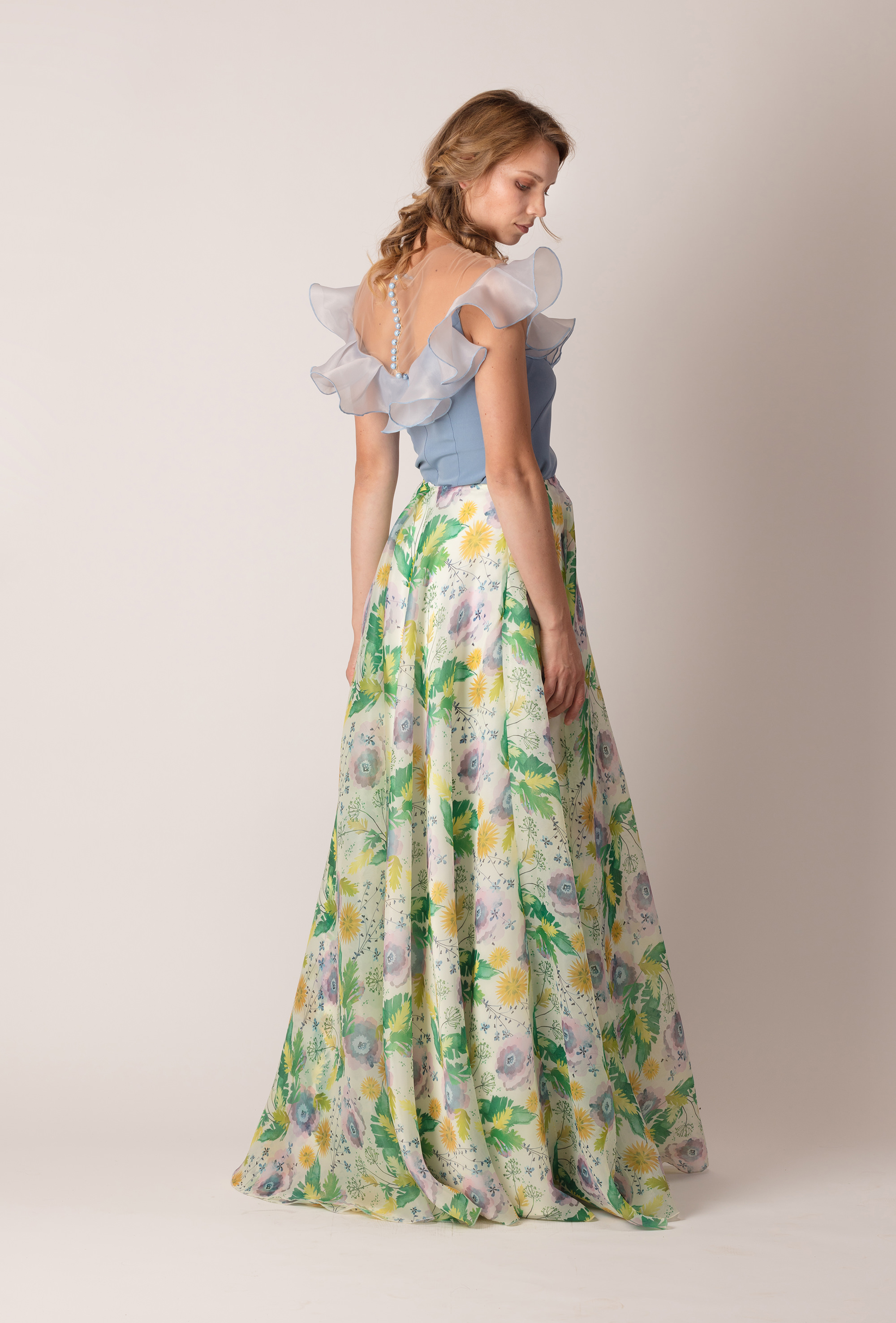 bluză cu volan pe umeri de culoare albastră