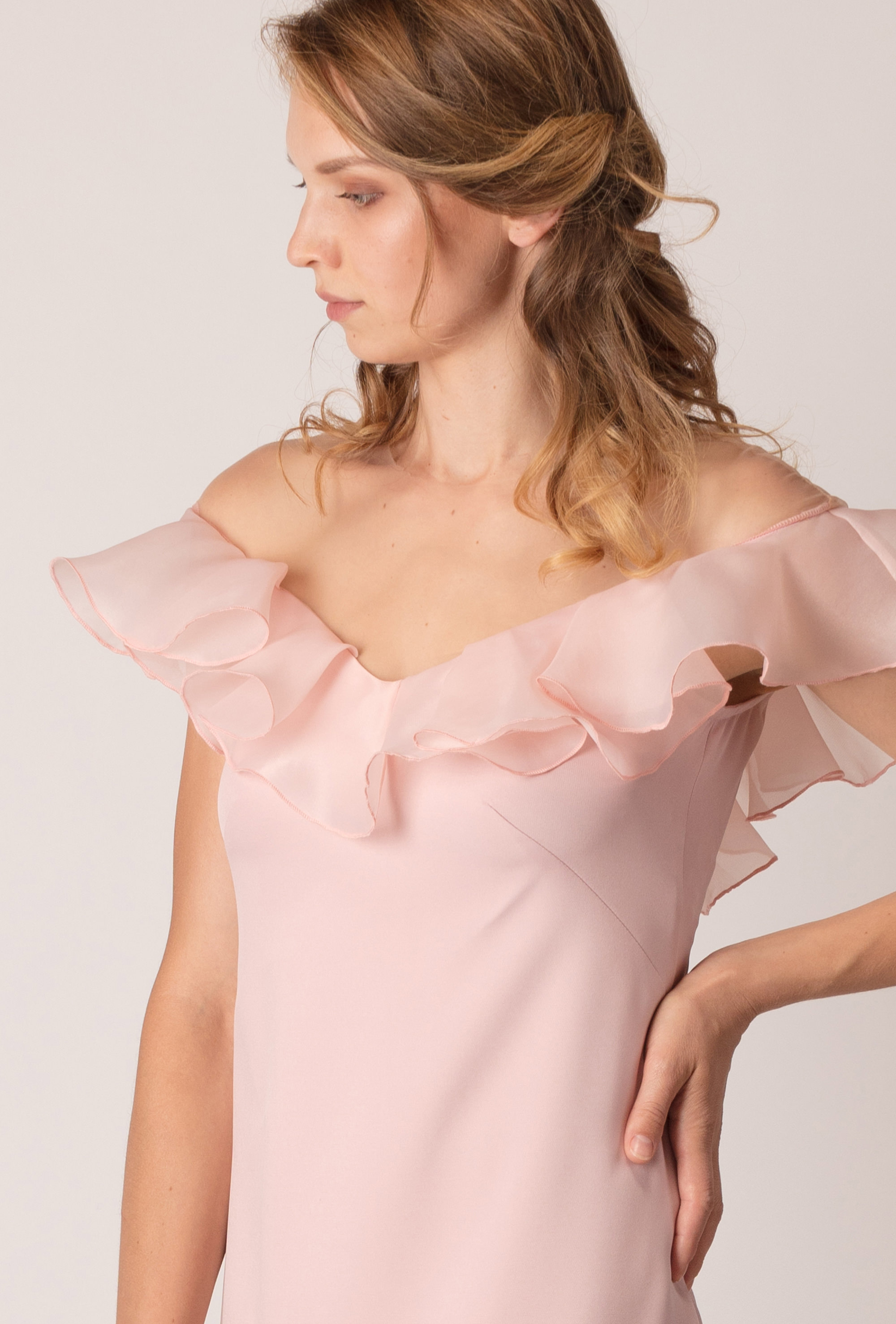 Rochie de seară lungă, dreaptă, cu volan pe umeri de culoare roz pudrat