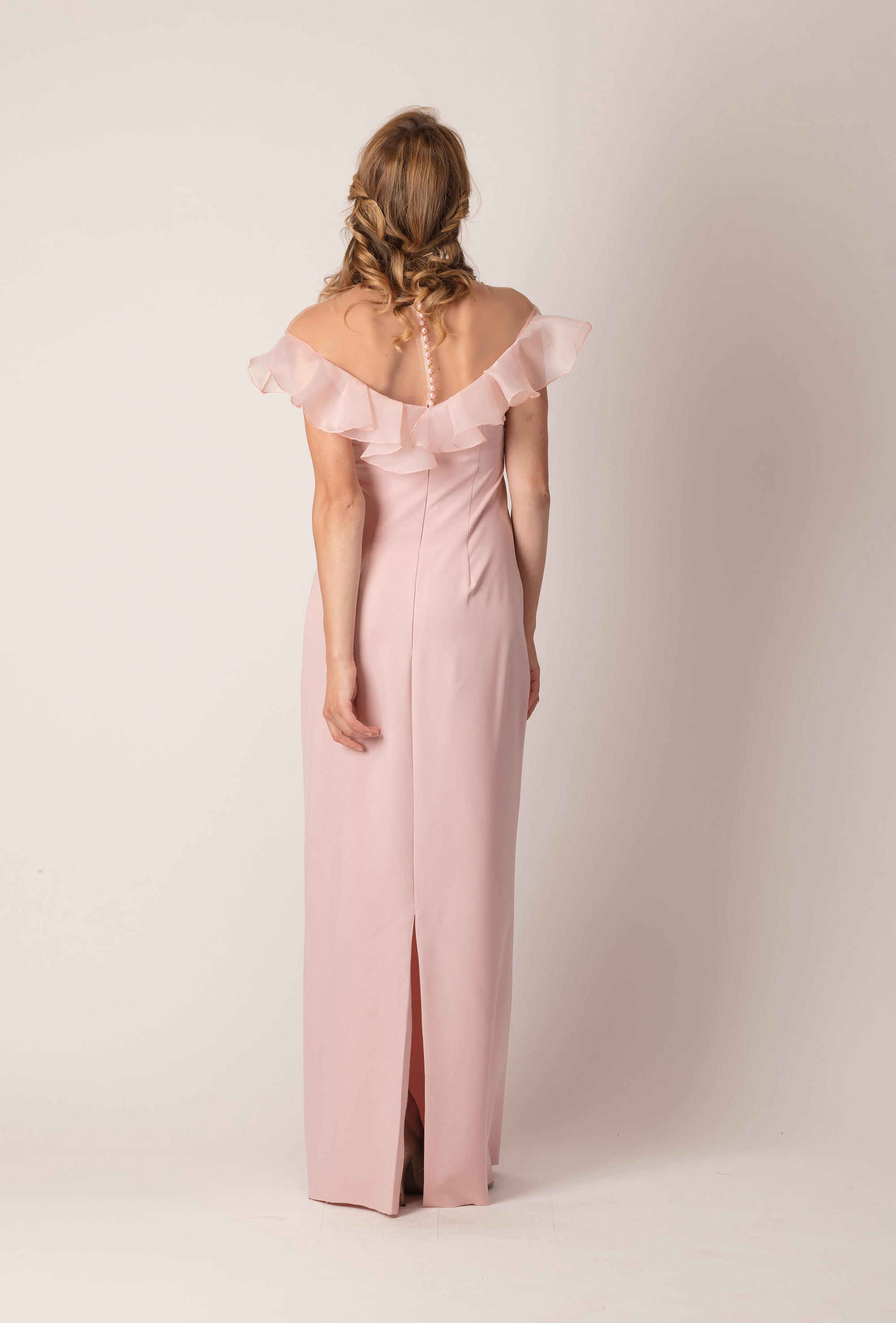Rochie de seară lungă, dreaptă, cu volan pe umeri de culoare roz pudrat
