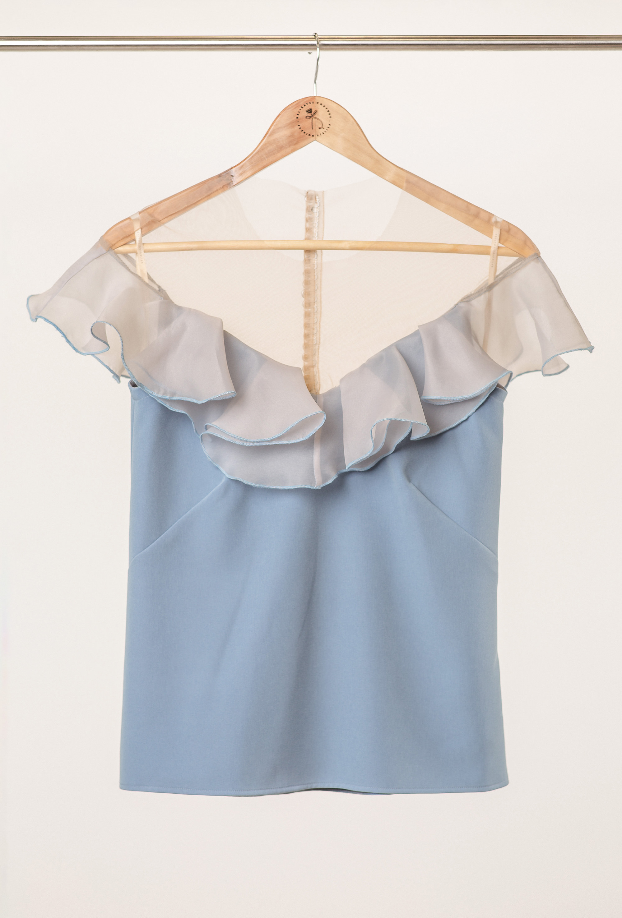 bluză cu volan pe umeri de culoare albastră