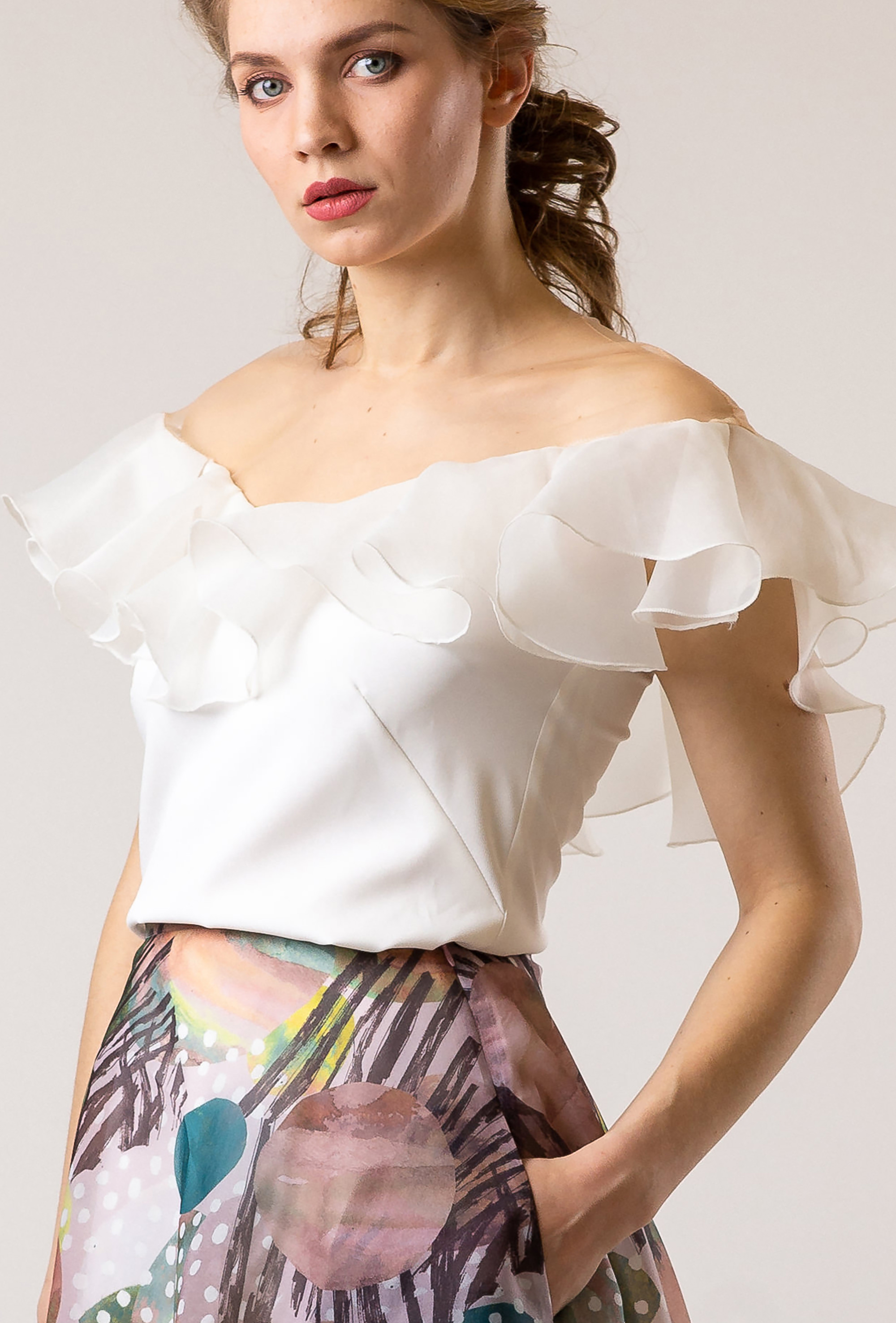 bluză cu volan pe umeri de culoare roz