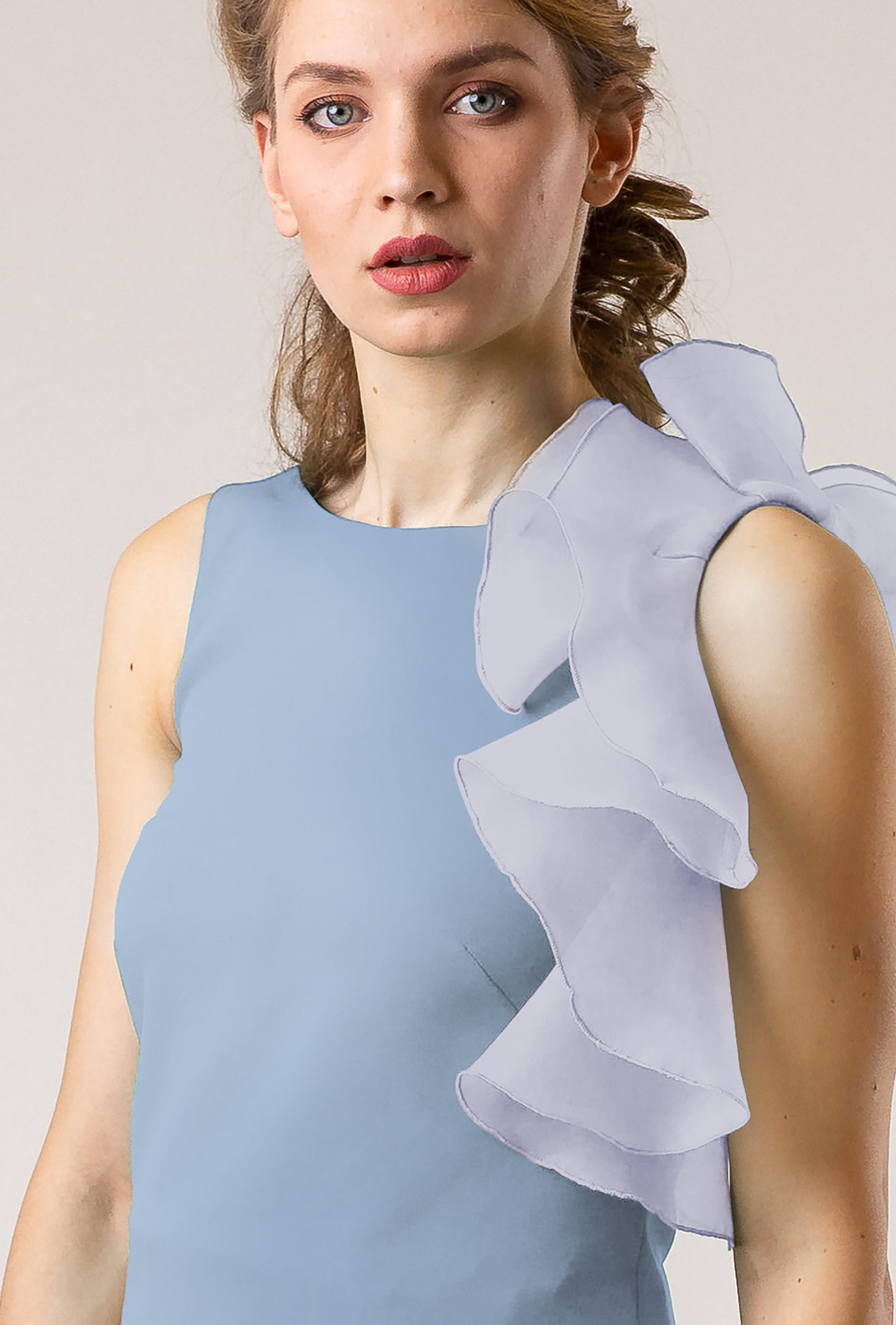 Bluză cu volan asimetric pe un umăr de culoare albastră